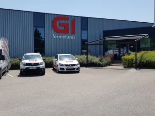 Façade de G1 Fermetures et véhicules de l’entreprise