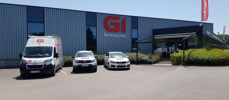 Façade de G1 Fermetures et véhicules de l’entreprise