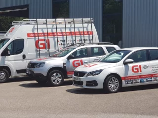 Véhicules de G1 Fermetures devant l’atelier