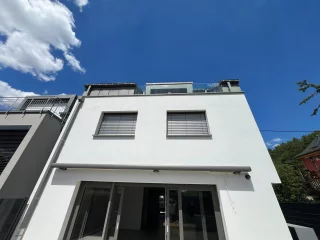 Brise-soleil sur la façade d’une maison contemporaine