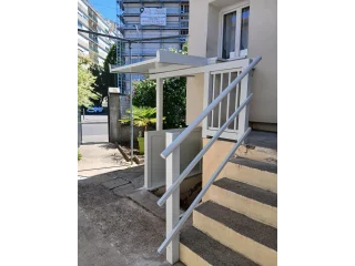 Garde-corps et auvent sur un escalier extérieur à Chalon-sur-Saône