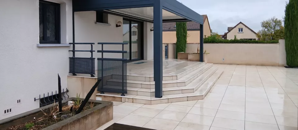 Garde-corps aluminium devant une terrasse avec pergola à Perrigny-lès-Dijon