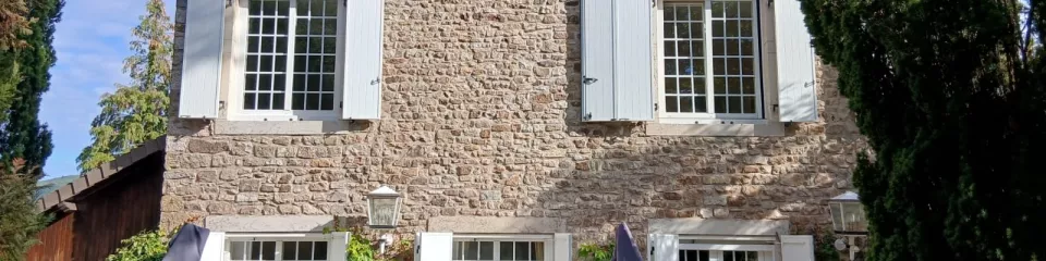 Fenêtres aluminium blanches sur une maison en pierre à Barizey