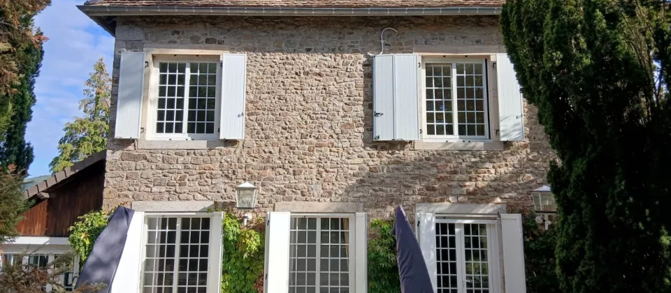 Fenêtres aluminium blanches sur une maison en pierre à Barizey