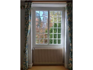 Porte-fenêtre aluminium blanche à petits bois vue de l’intérieur