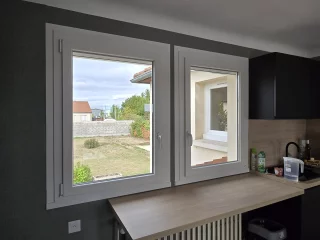 Fenêtre PVC blanche à un vantail dans une cuisine