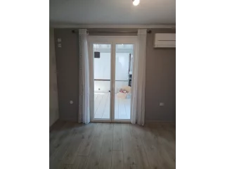 Porte-fenêtre PVC blanche à deux vantaux vue de l’intérieur à Saint-Marcel