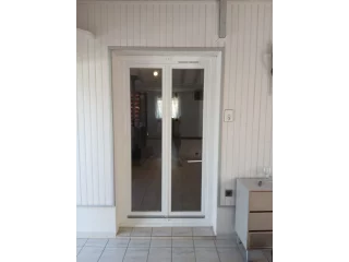 Porte-fenêtre PVC blanche à deux vantaux à Saint-Marcel