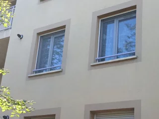 Moustiquaires devant les fenêtres d’une maison à Chalon-sur-Saône
