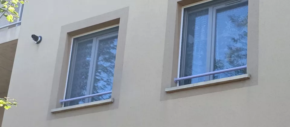 Moustiquaires devant les fenêtres d’une maison à Chalon-sur-Saône