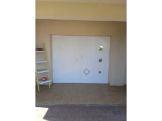 Face intérieure d’une porte de garage à quatre vantaux à Saint-Marcel