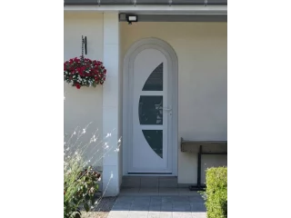 Porte d’entrée cintrée blanche avec vitrage