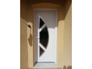 Porte d’entrée PVC blanche avec vitrage décoratif à Allerey-sur-Saône