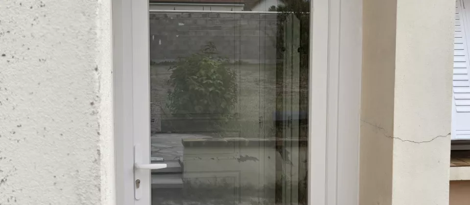 Porte d’entrée PVC blanche avec vitrage dépoli à Saint-Loup-de-Varennes