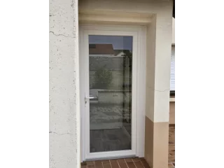 Porte d’entrée PVC blanche avec vitrage dépoli à Saint-Loup-de-Varennes