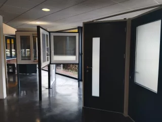 Menuiseries présentées dans le showroom de G1 Fermetures