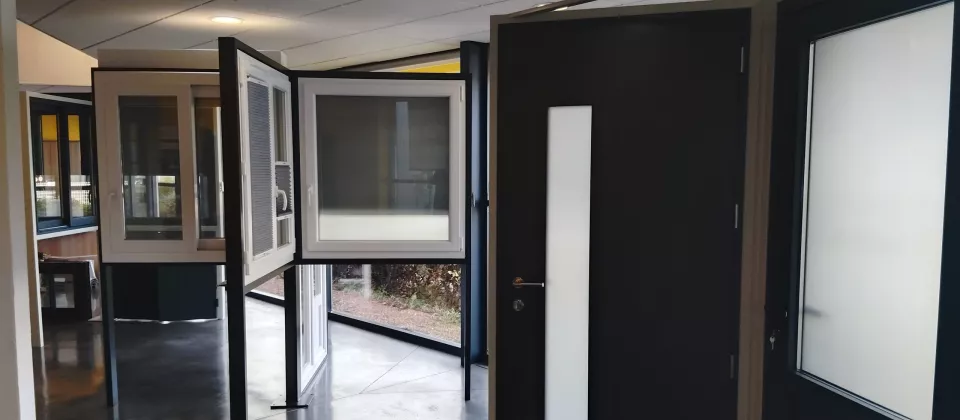 Menuiseries présentées dans le showroom de G1 Fermetures