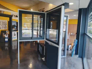 Menuiseries présentées dans le showroom de G1 Fermetures
