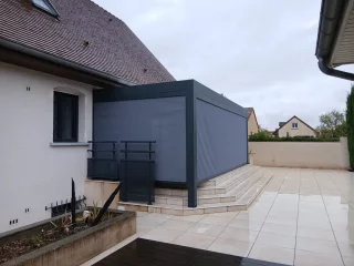 Store extérieur ZIP fermé sur le côté d’une pergola à Dijon