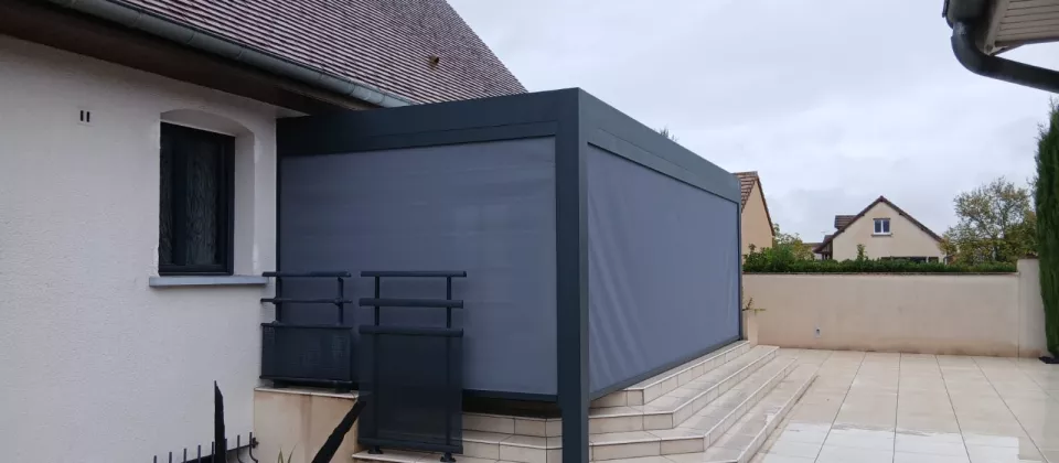 Store extérieur ZIP fermé sur le côté d’une pergola à Dijon