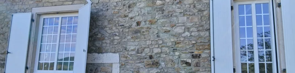Volets battants aluminium sur une façade en pierre à Barizey