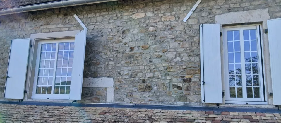Volets battants aluminium sur une façade en pierre à Barizey