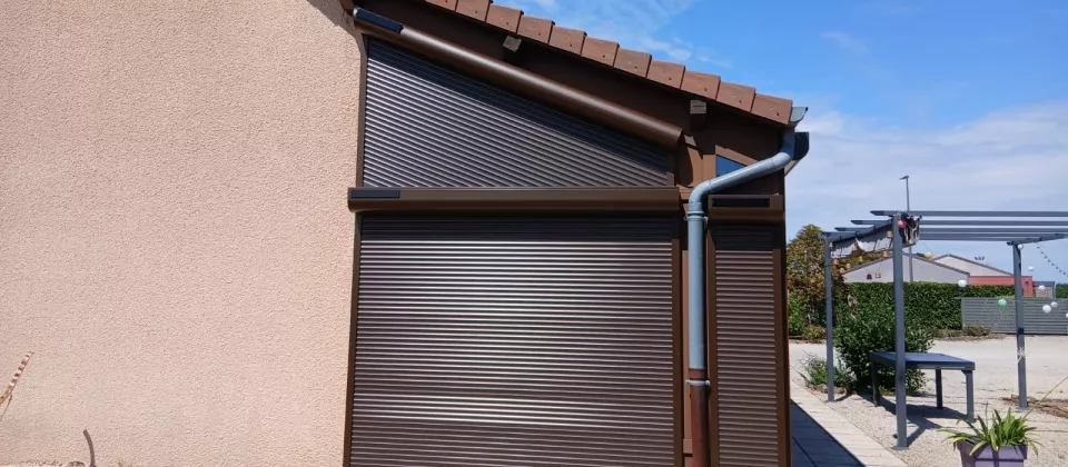 Volets roulants solaires fermés sur une véranda à Bantanges