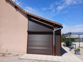 Volets roulants solaires fermés sur une véranda à Bantanges