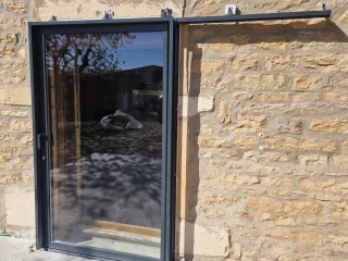 Baie à galandage ouverte dans une façade en pierre à Buxy