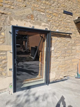 Vantail ouvert d’une baie à galandage à Buxy