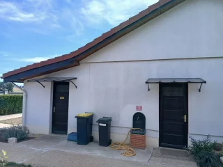 Marquise au-dessus d’une porte d’entrée à Fragnes