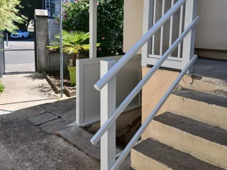 Garde-corps et auvent sur un escalier extérieur à Chalon-sur-Saône