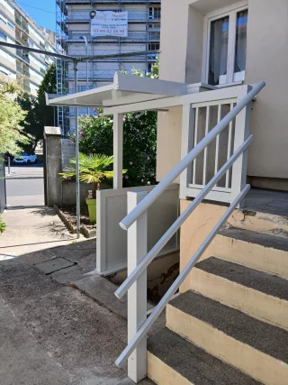 Garde-corps et auvent sur un escalier extérieur à Chalon-sur-Saône