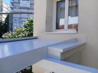 Garde-corps et auvent sur un escalier extérieur à Chalon-sur-Saône
