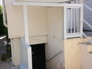 Garde-corps et auvent sur un escalier extérieur à Chalon-sur-Saône