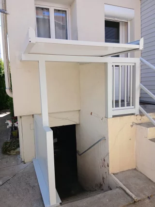 Garde-corps et auvent sur un escalier extérieur à Chalon-sur-Saône