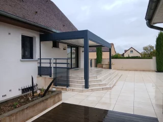 Garde-corps aluminium devant une terrasse avec pergola à Perrigny-lès-Dijon