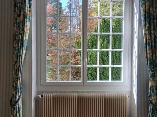Porte-fenêtre aluminium blanche à petits bois vue de l’intérieur