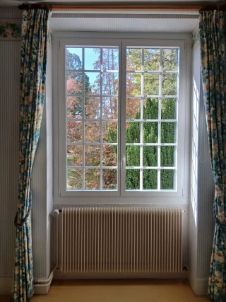 Porte-fenêtre aluminium blanche à petits bois vue de l’intérieur