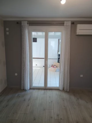 Porte-fenêtre PVC blanche à deux vantaux vue de l’intérieur à Saint-Marcel