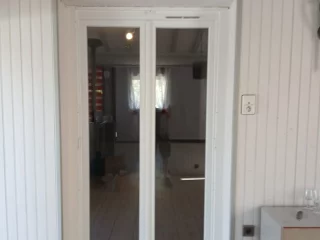 Porte-fenêtre PVC blanche à deux vantaux à Saint-Marcel