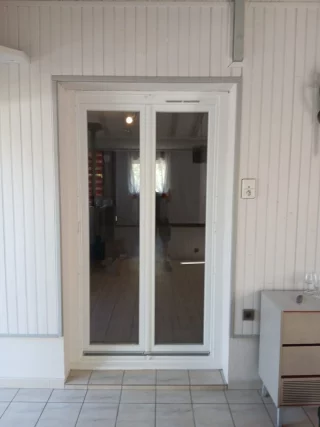 Porte-fenêtre PVC blanche à deux vantaux à Saint-Marcel