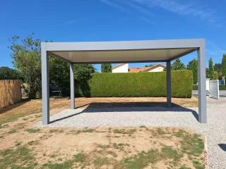 Pergola bioclimatique autoportée dans un jardin