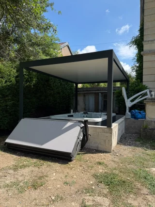 Pergola bioclimatique avec spa ouvert sur le jardin