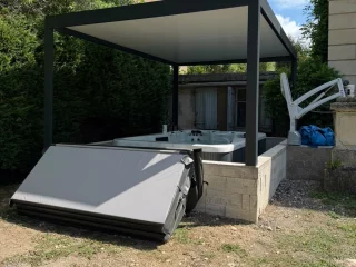 Pergola bioclimatique avec spa ouvert sur le jardin