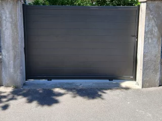 Portail coulissant aluminium plein entre deux piliers à Chalon-sur-Saône