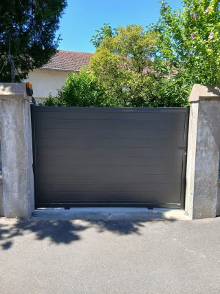 Portail coulissant aluminium plein entre deux piliers à Chalon-sur-Saône