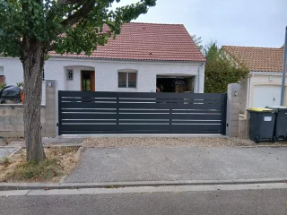 Portail coulissant aluminium gris à lames ajourées à Saint-Rémy