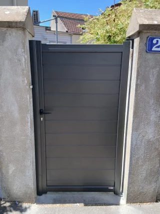 Portillon aluminium gris plein à Chalon-sur-Saône