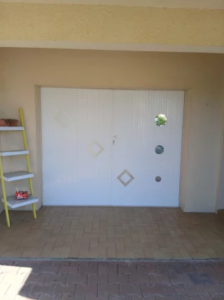 Face intérieure d’une porte de garage à quatre vantaux à Saint-Marcel